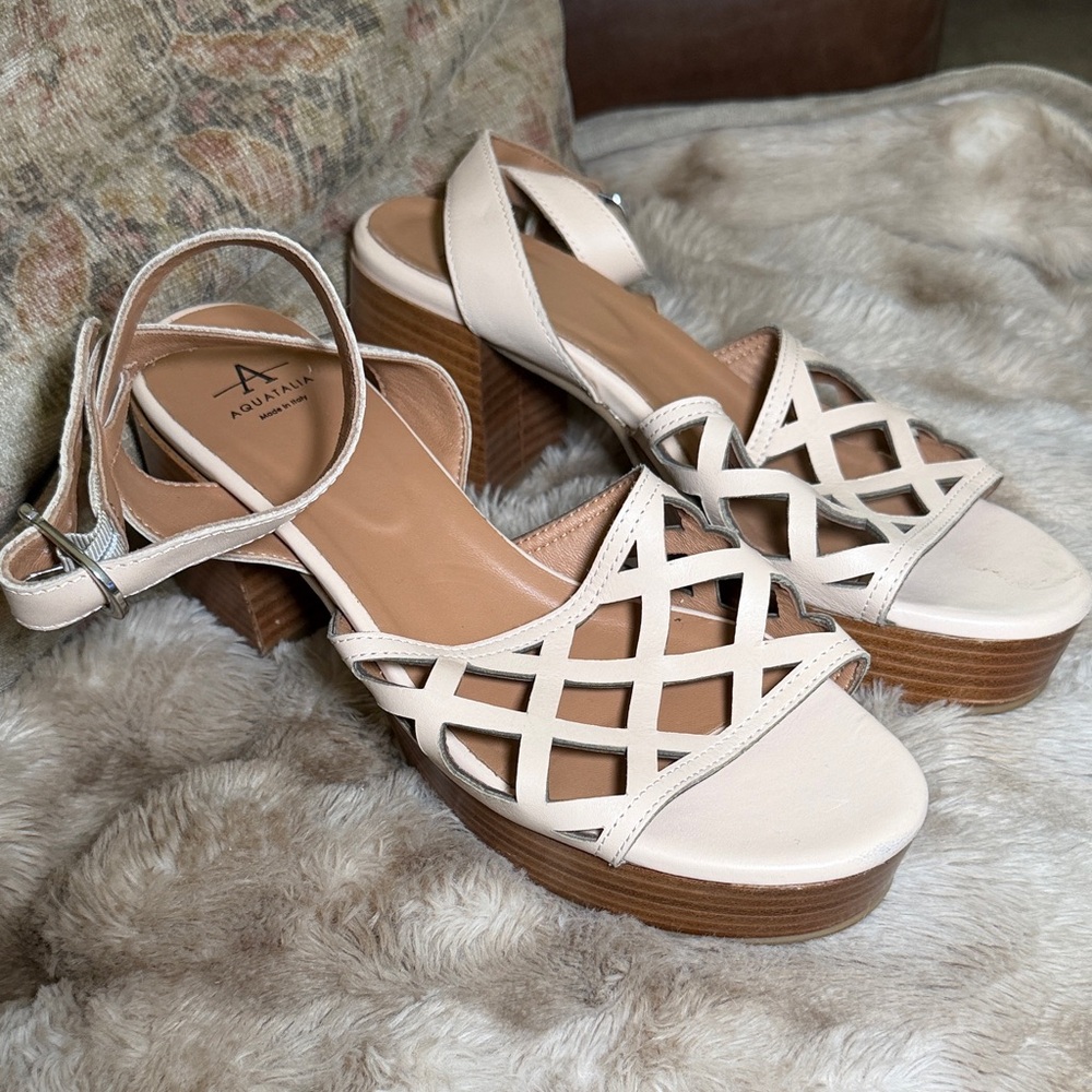 Aquatalia Italian Women's Beige Strappy Sandals size 8
